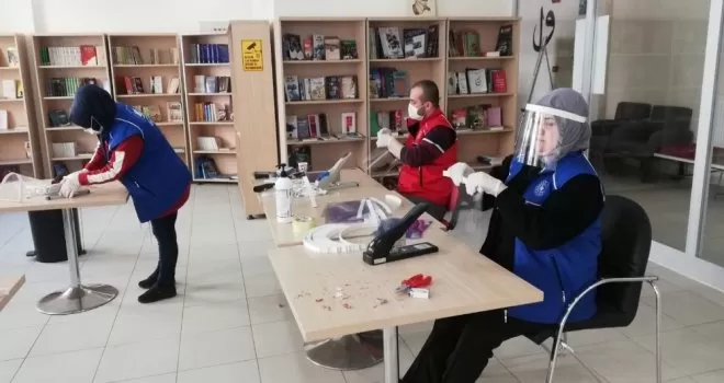 Gençlik Merkezleri korunaklı maske üretimini sürdürüyor
