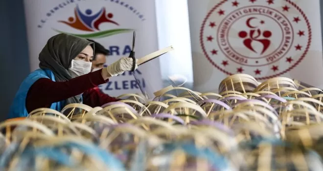Gençlik merkezlerinde ’Korumalı maske’ üretimi
