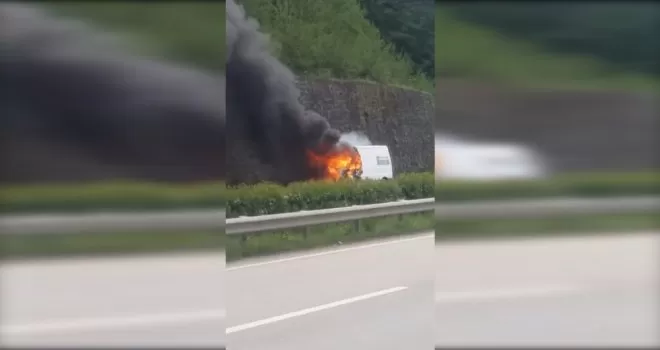 Giresun’da hareket halindeki minibüs alev alev yandı
