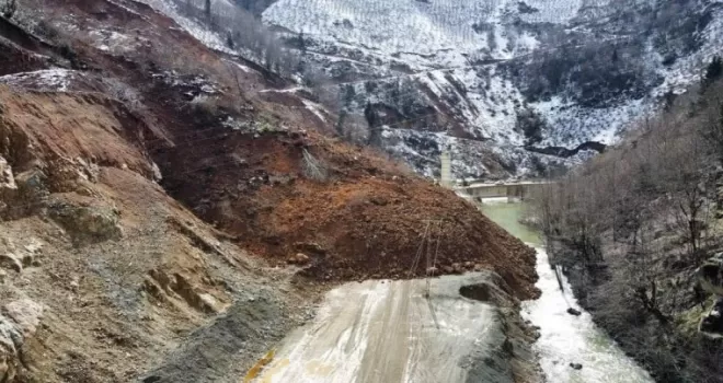 Giresun’da heyelan iki beldenin yolunu kapattı