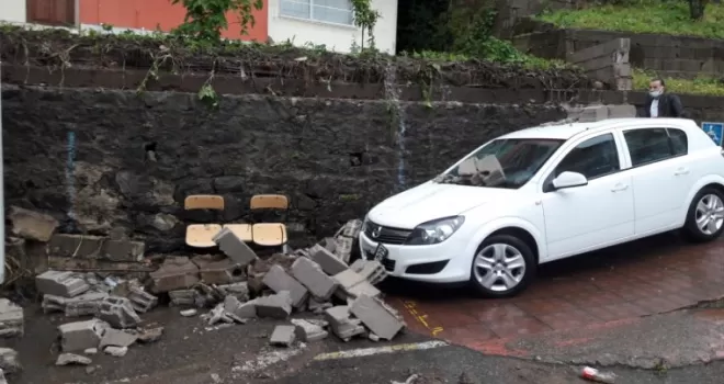 Giresun’da şiddetli yağmur sonrası bahçe duvarı yıkıldı
