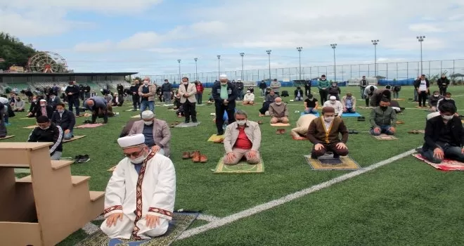 Giresun’da sosyal mesafeli ilk Cuma namazı kılındı
