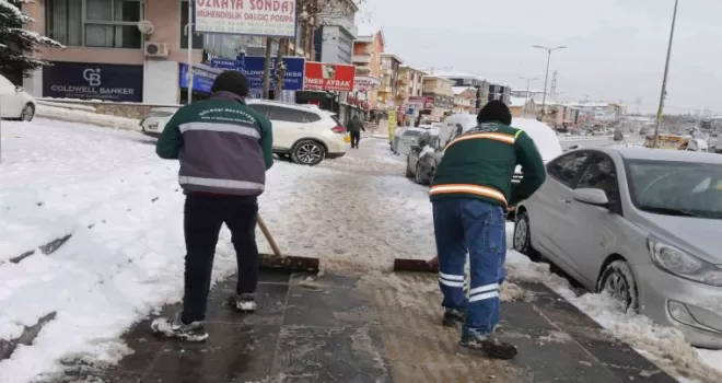 Gölbaşı Belediyesi ekipleri kar mesaisinde
