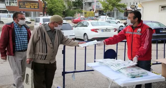 Gölbaşı Belediyesinden vatandaşlara tek kullanımlık seccade dağıtımı

