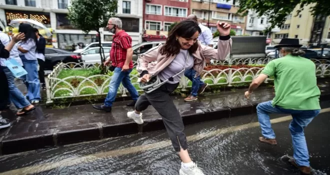 Göle dönen yollarda vatandaşların yağmurla imtihanı
