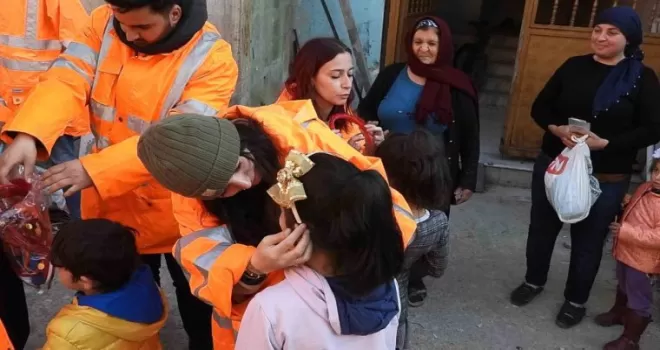 Gönüllülerden depremzede çocuklara sıcak dokunuş
