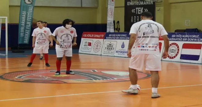 Görme engelli sporculardan futbol müsabakası
