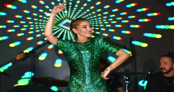 Gülben Ergen, Bursa’daki düğünde sahne şovuyla büyüledi