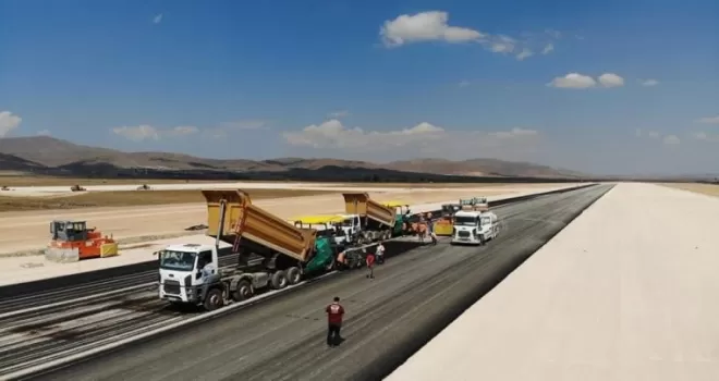 Gümüşhane-Bayburt Havaalanında pistin asfaltlama işlemine başlandı
