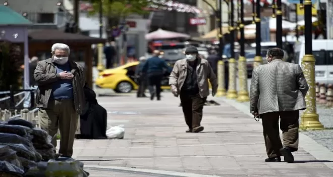 Gümüşhane’de 65 yaş üzeri vatandaşlar çarşıya akın etti
