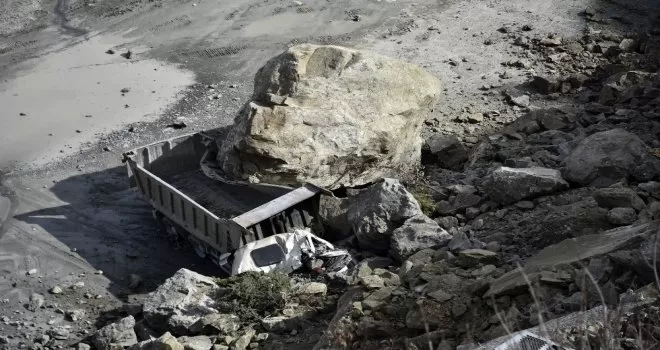 Gümüşhane’de dev kayalar kamyonu kağıt gibi ezdi
