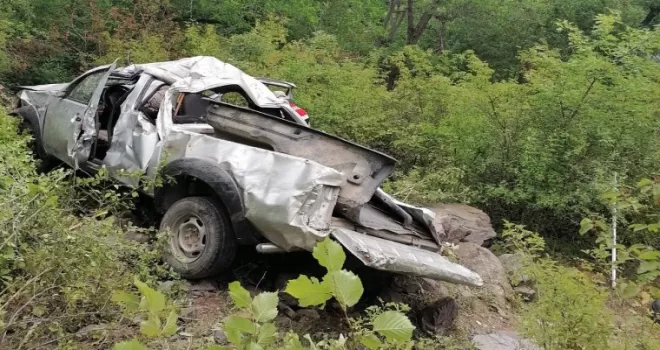 Gümüşhane’de kamyonet uçuruma yuvarlandı: 3 yaralı
