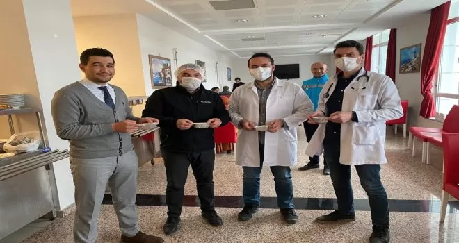 Gümüşhane’de sağlık çalışanlarına enerji deposu pestil herlesi ikram edildi
