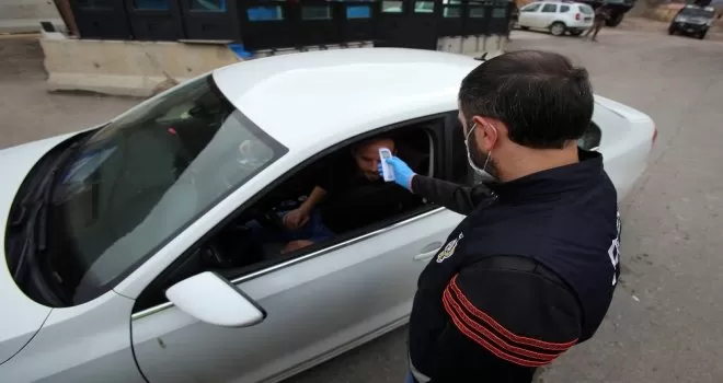 Gümüşhane’de şehre gelenlerin ateşi ölçülüyor
