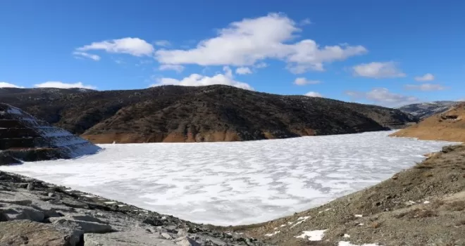 Gümüşhane’de soğuk hava baraj gölünü dondurdu
