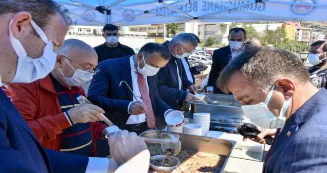 Gümüşhane’de vatandaşlara aşure ikram edildi
