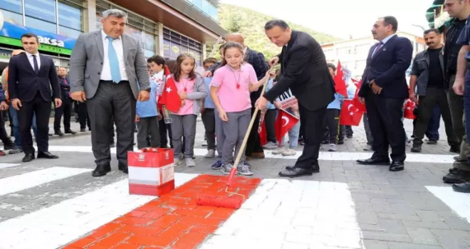 Gümüşhane’de yaya geçitleri kırmızıya boyandı
