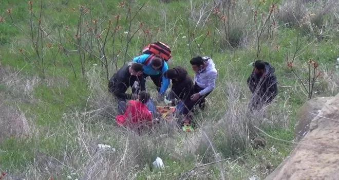 Gün batımını izlerken metrelerce yüksekten düştü
