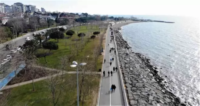Güneşi gören İstanbullular, Caddebostan Sahile akın etti

