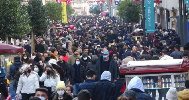 Güneşi gören Taksim’e akın etti
