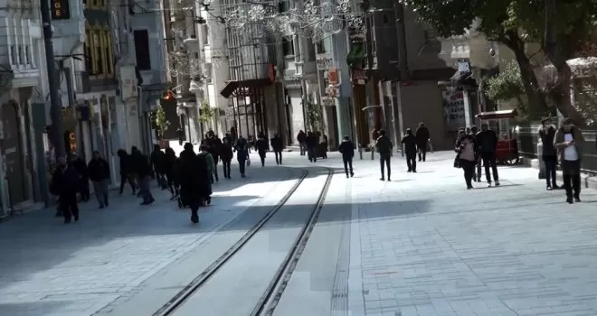 Güneşin kendini göstermesiyle Taksim’de insan hareketliliği yaşandı

