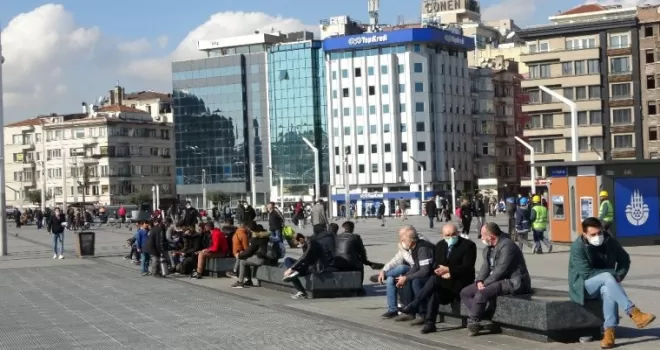 Güneşli havada vatandaşlar Taksim Meydanı’na akın etti
