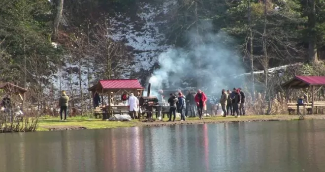 Güneşli havayı fırsat bilen vatandaşlar Karagöl’e akın etti
