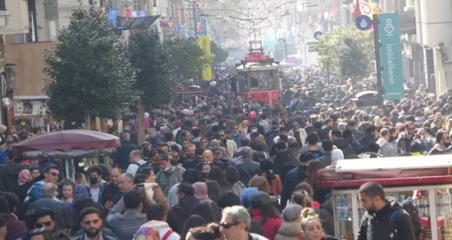 Güneşli havayı fırsat bilenler İstiklal Caddesi’ne akın etti
