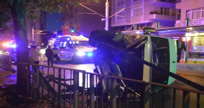 Güngören’de servis minibüsü tramvay yoluna devrildi
