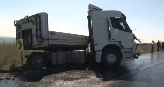Hadımköy’de 2 tır kafa kafaya çarpıştı: 2 yaralı
