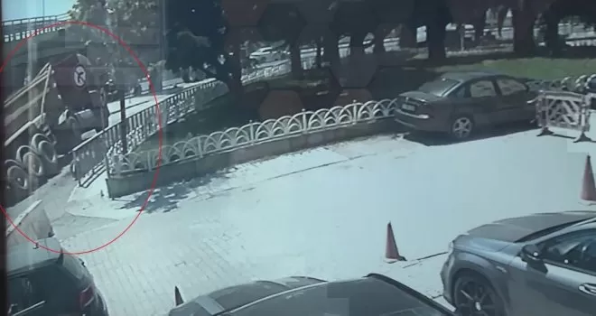 Hafriyat kamyonu çöken yola böyle düştü
