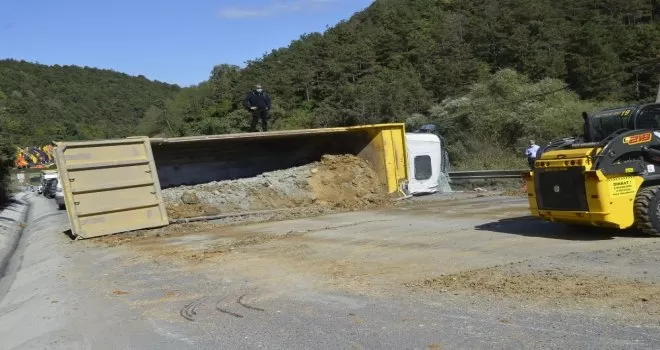 Hafriyat kamyonu yola devrildi: 1 yaralı
