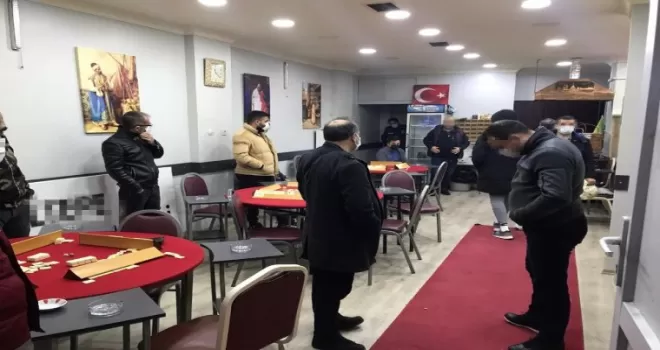 Hafta sonu, mühürlenen iş yerini açarak kısıtlama kurallarını hiçe saydılar
