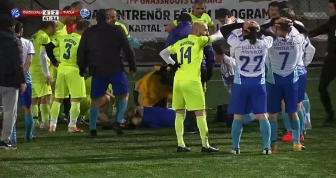 Halı sahada futbol oynarken kalp krizi geçirdi
