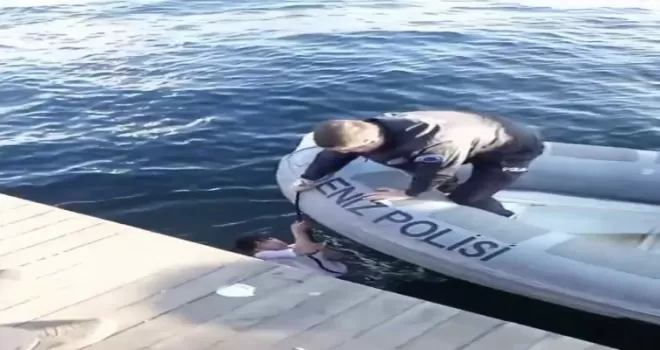 Haliç’te can pazarı kamerada: Suya düşen genci deniz polisi kurtardı
