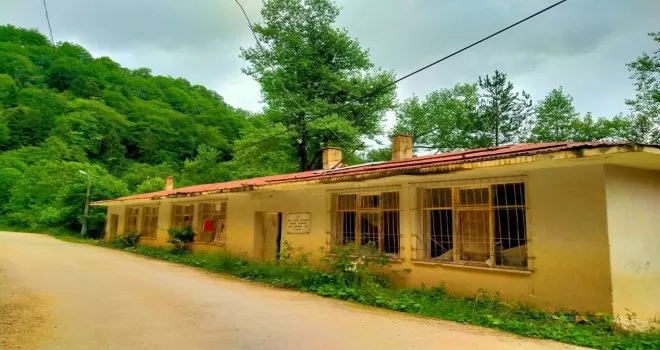 Harabeye dönen köy okulunu köy konağına dönüştürdüler

