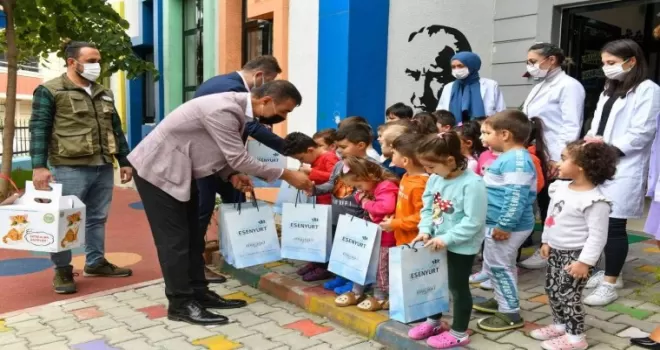 Harçlıkları ile sokak hayvanlarına mama aldılar
