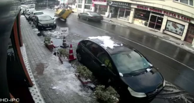 Hatalı çıkış yapan otomobile ticari taksi çarptı
