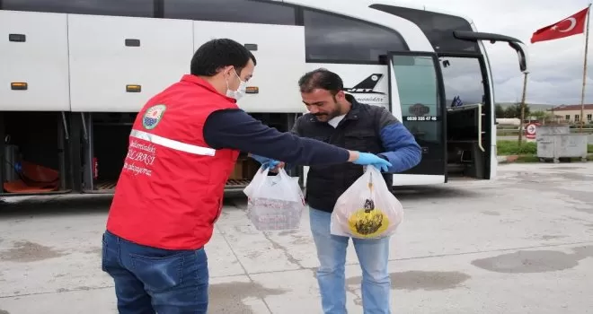 Hatay’a giderken yolda kalan otobüs şoförünün yardımına belediye koştu

