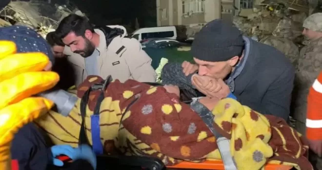 Hatay’da 42 saat sonra enkazdan kurtarılan Fatma teyze: “Hepinizi çok seviyorum“
