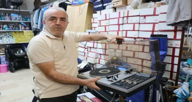 Havalimanında unutulan eşyalar satışa sunuldu

