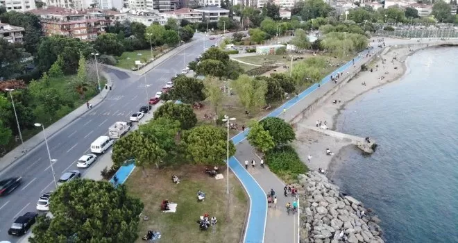 Havanın serinlemesiyle Caddebostan Sahili doldu taştı
