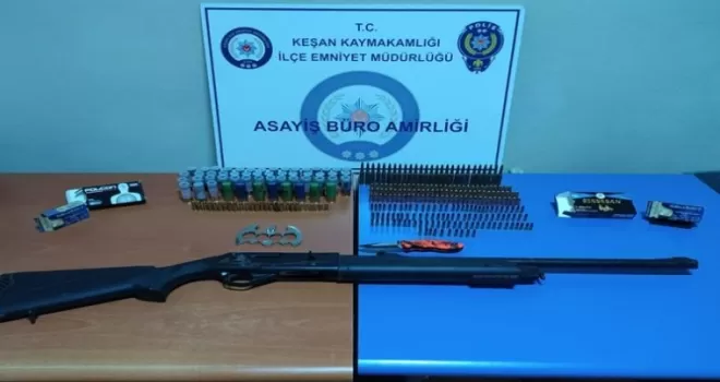 Havaya ateş açtı, evinden mini cephanelik çıktı
