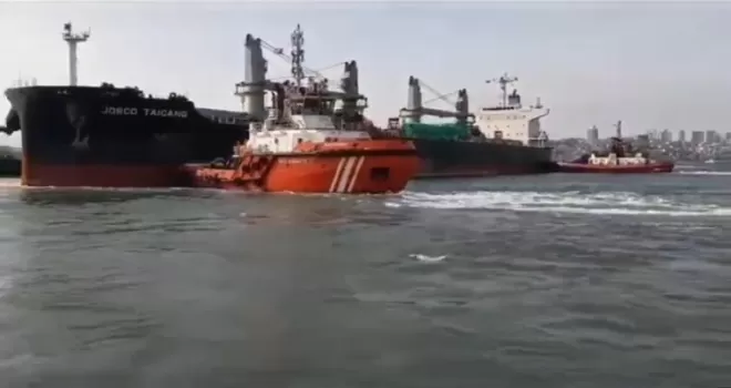 Haydarpaşa Limanı açıklarında karaya oturan gemi Ahırkapı’ya demirletildi
