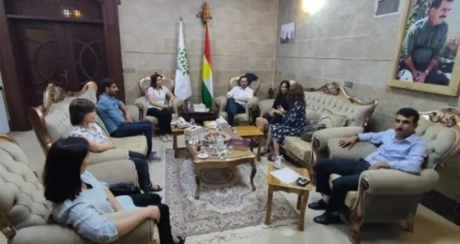 HDP, İsveç heyeti ile Öcalan’ın fotoğrafı altında görüştü
