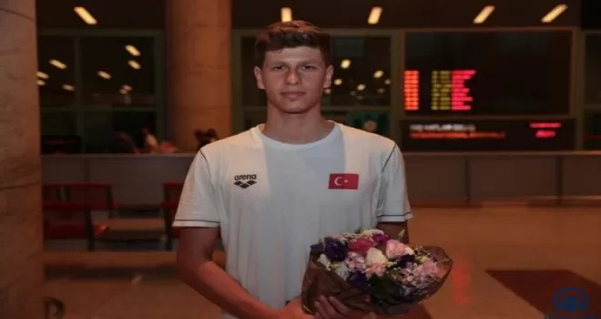 Hem yüzmede hem okulda şampiyon
