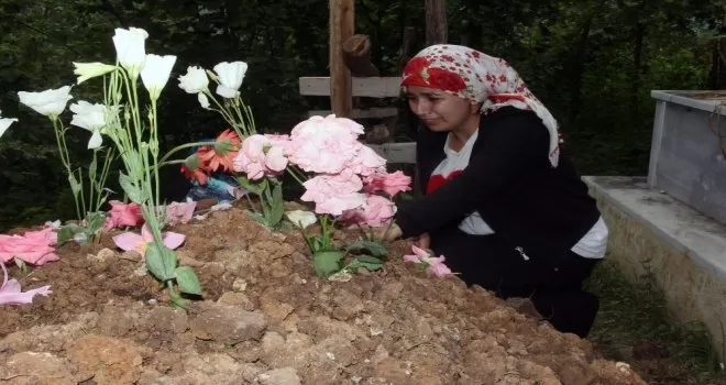 Her gün kızının mezarı başında gözyaşı döküyor
