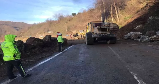 Heyelan nedeniyle kapanan yol ulaşıma açıldı

