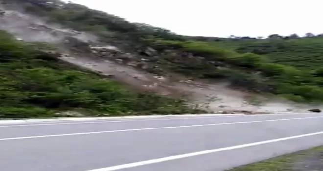 Heyelan riski oluşturan kayalar kontrollü bir şekilde temizlendi
