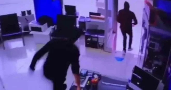 Hırsız kaçtı, çalışan kovaladı

